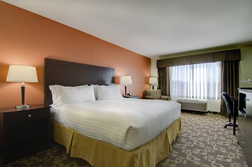 Holiday Inn Express & Suites Kansas City Sport Complex Area | 8551 E Blue Pkwy Dr, Kansas City, MO 64133, USA | Phone: (816) 997-9444