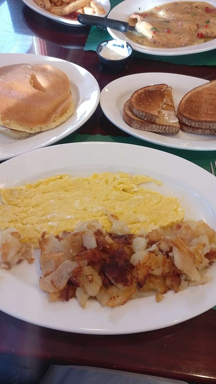 Country House Diner | 41 York Rd, Warminster, PA 18974 | Phone: (215) 907-3198