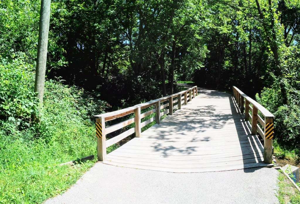 Blackhawk Waterfall | River Bend Bike Trail, South Elgin, IL 60177, USA