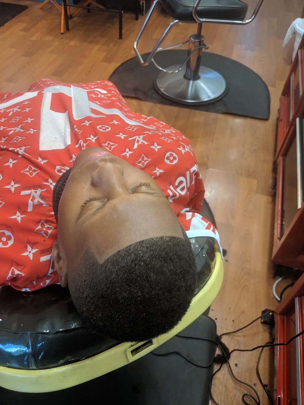 Dominican Barbershop "BROTHERHOOD" 1 | 6416 Frederick Rd, Catonsville, MD 21228, United States | Phone: (443) 636-5063