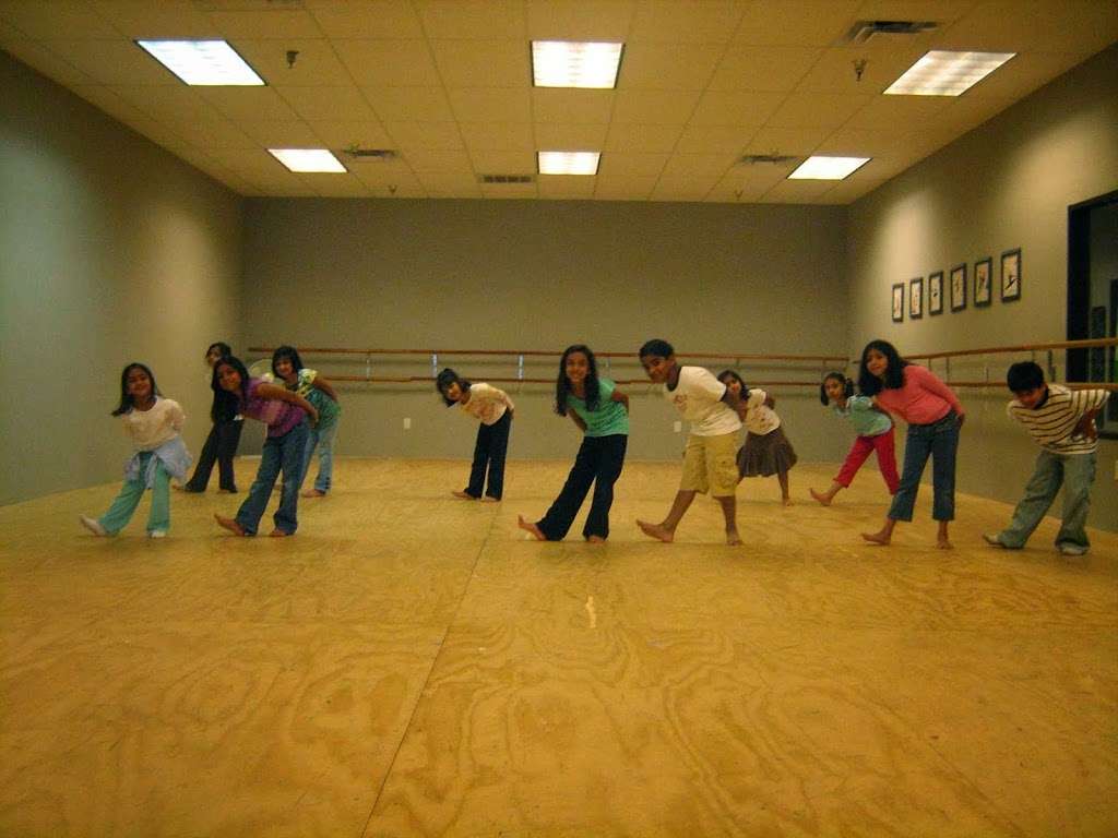 Hybrid Rhythms Bollywood Dance Classes Houston | 4150 Westheimer Road, #100, In Highland Village near the Galleria, Houston, TX 77056, USA | Phone: (281) 645-6409