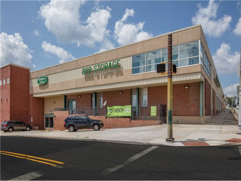 Extra Space Storage | 2400 N Howard St, Baltimore, MD 21218 | Phone: (410) 554-4823