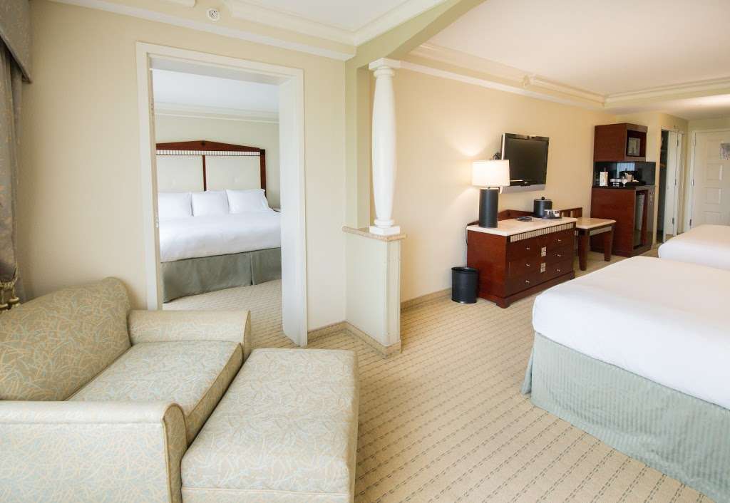 Radisson Hotel Orlando - Lake Buena Vista | 12799 S Apopka Vineland Rd, Orlando, FL 32836, USA | Phone: (407) 597-3400