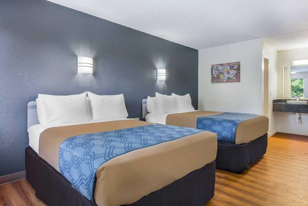 Econo Lodge Inn & Suites | 161 Carrie Ln, Columbus, IN 47201, USA | Phone: (812) 372-6888