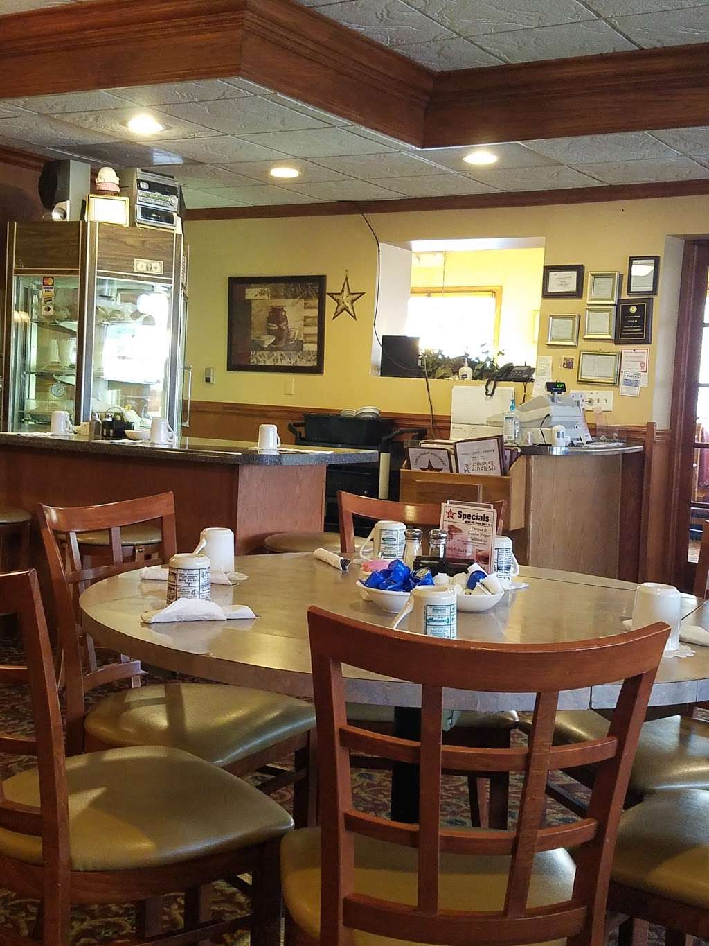 Star 34 Family Restaurant | 336 W Church St, Sandwich, IL 60548, USA | Phone: (815) 786-9898