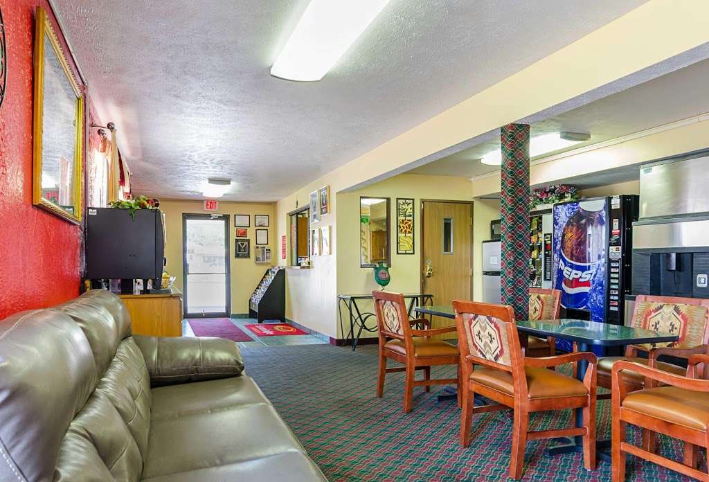 Econo Lodge Lansing - Leavenworth | 504 N Main St, Lansing, KS 66043, USA | Phone: (913) 727-2777