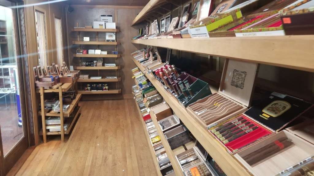 Smoke world vape #3 | 4267 W Layton Ave, Greenfield, WI 53221, USA | Phone: (414) 231-9221