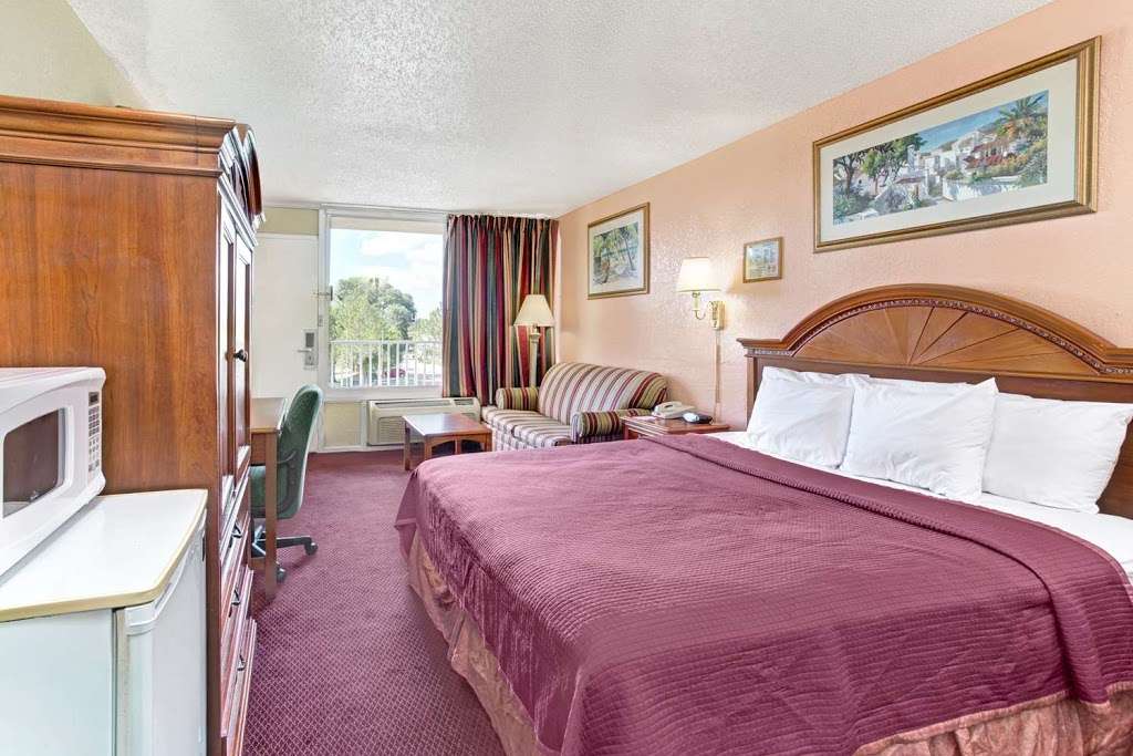 Howard Johnson by Wyndham Tropical Palms Kissimmee | 4311 W Vine St Hwy 192, Kissimmee, FL 34746, USA | Phone: (407) 966-4406