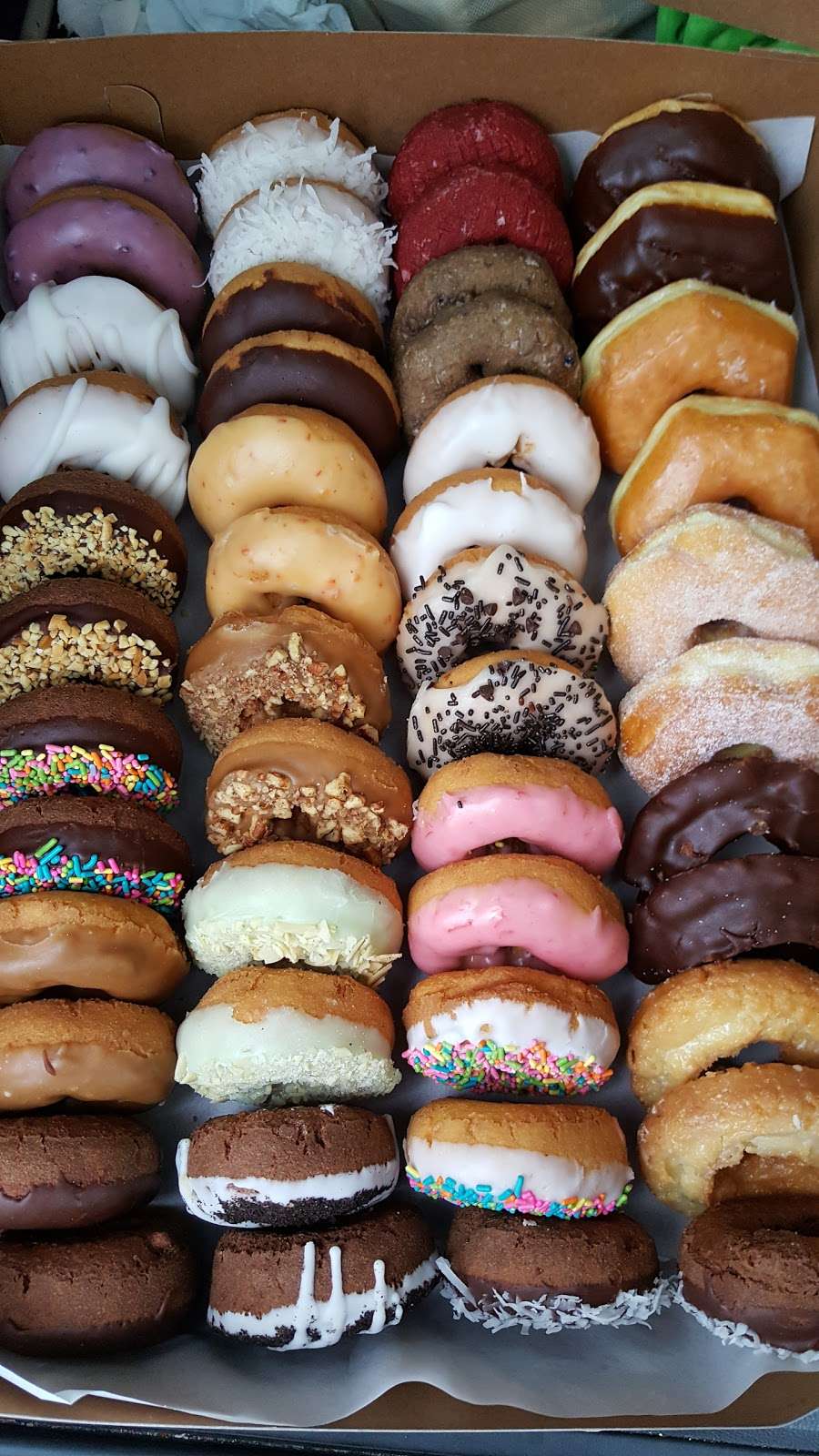 Hanas Donuts | 2131 S 34th St, Kansas City, KS 66106 | Phone: (913) 362-0244