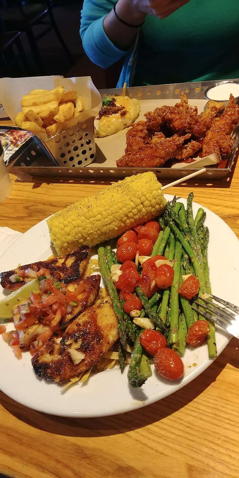 Chilis Grill & Bar | 5790 W Loop 1604 N, San Antonio, TX 78251, USA | Phone: (210) 688-6969