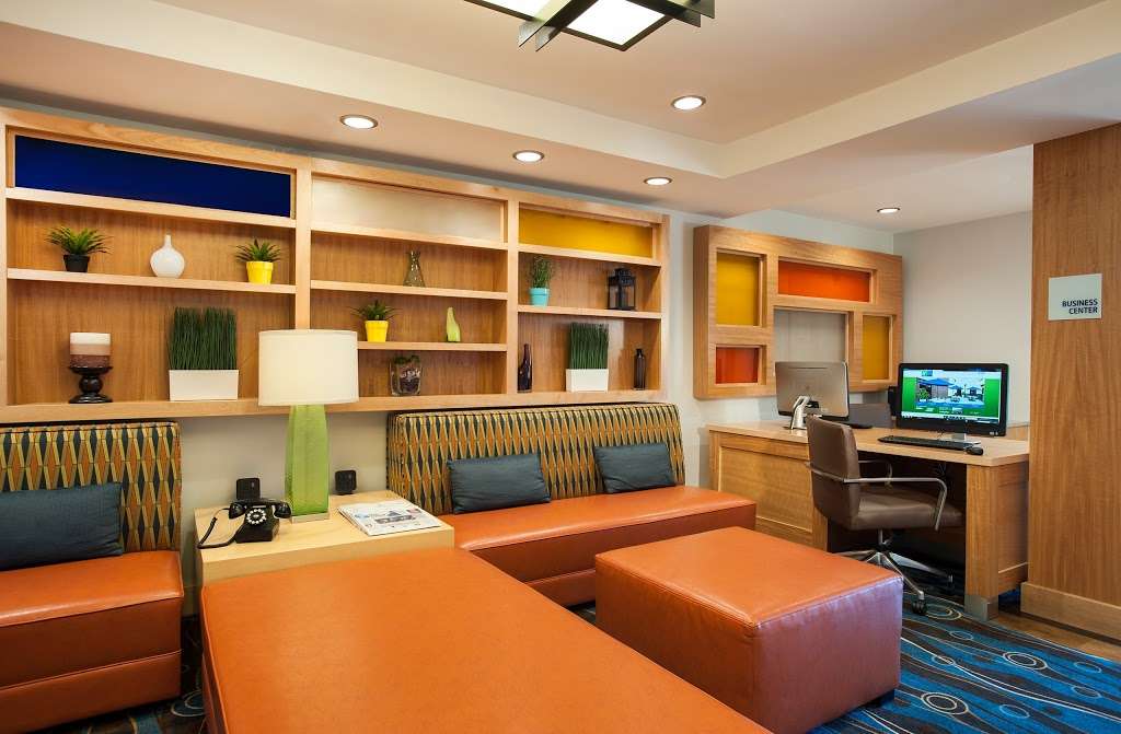 Holiday Inn Express & Suites Germantown - Gaithersburg | 20260 Goldenrod Ln, Germantown, MD 20876 | Phone: (301) 428-1300