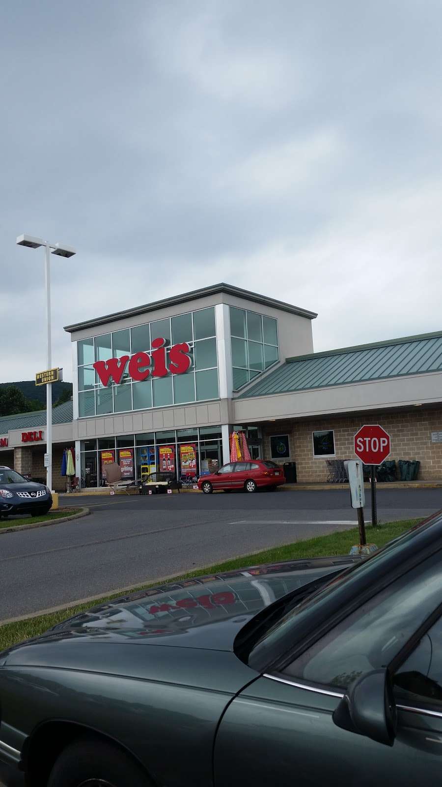 Weis Markets | 1321 Blue Valley Dr, Pen Argyl, PA 18072, USA | Phone: (610) 863-6689