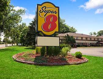 Super 8 by Wyndham Whitewater WI | 917 E Milwaukee St, Whitewater, WI 53190, USA | Phone: (262) 472-0400