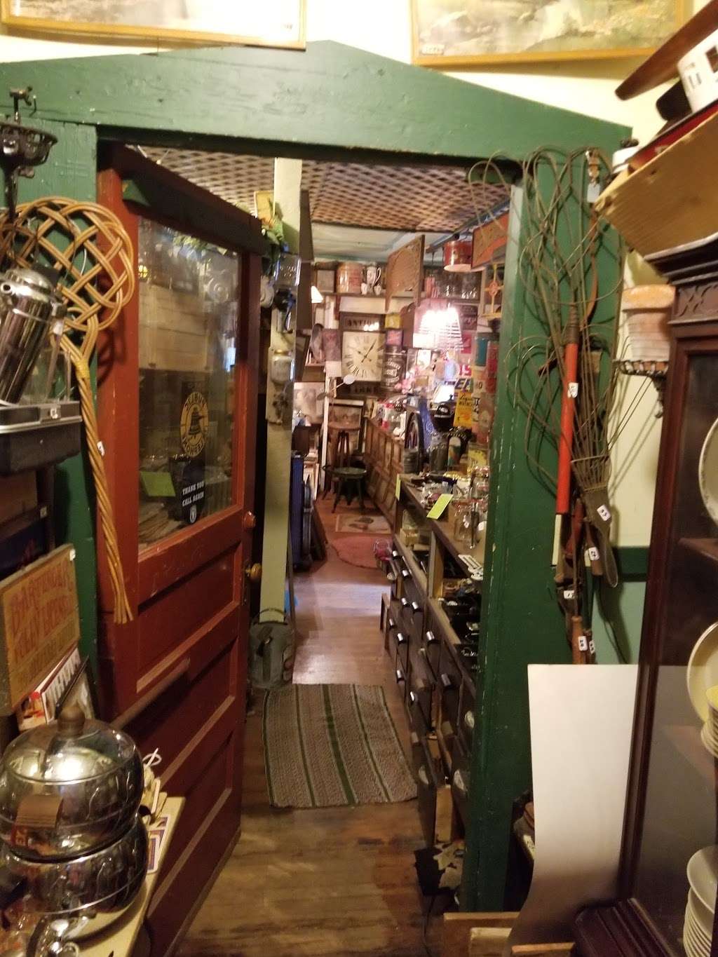 D & M General Store Antiques | 8433 County Rd V, Caledonia, WI 53108, USA | Phone: (262) 835-9957