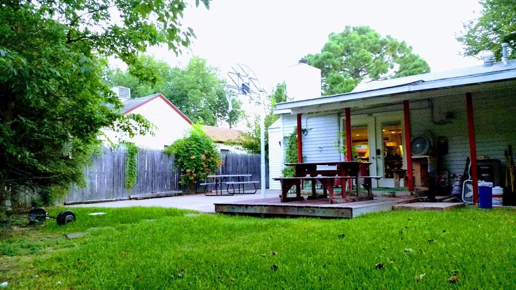 Wild Wild West Backpackers Hostel - lodging  | Photo 1 of 10 | Address: 214 W 6th St, Irving, TX 75060, USA | Phone: (214) 682-9636