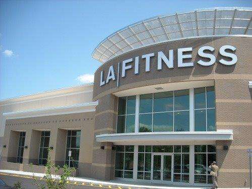 How to Use Weightlifting Machines - LA Fitness - Workout Tip 