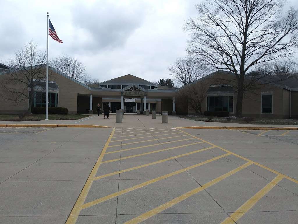 Fox Hill Elementary School | 802 Fox Hill Dr, Indianapolis, IN 46228, USA | Phone: (317) 259-5371