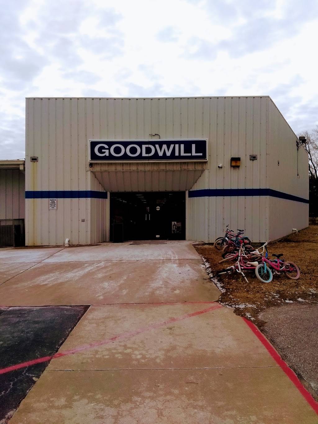 Goodwill Industries of Kansas & shopgoodwill.com pick-up | 3636 N Oliver Ave, Wichita, KS 67220, USA | Phone: (316) 744-3822
