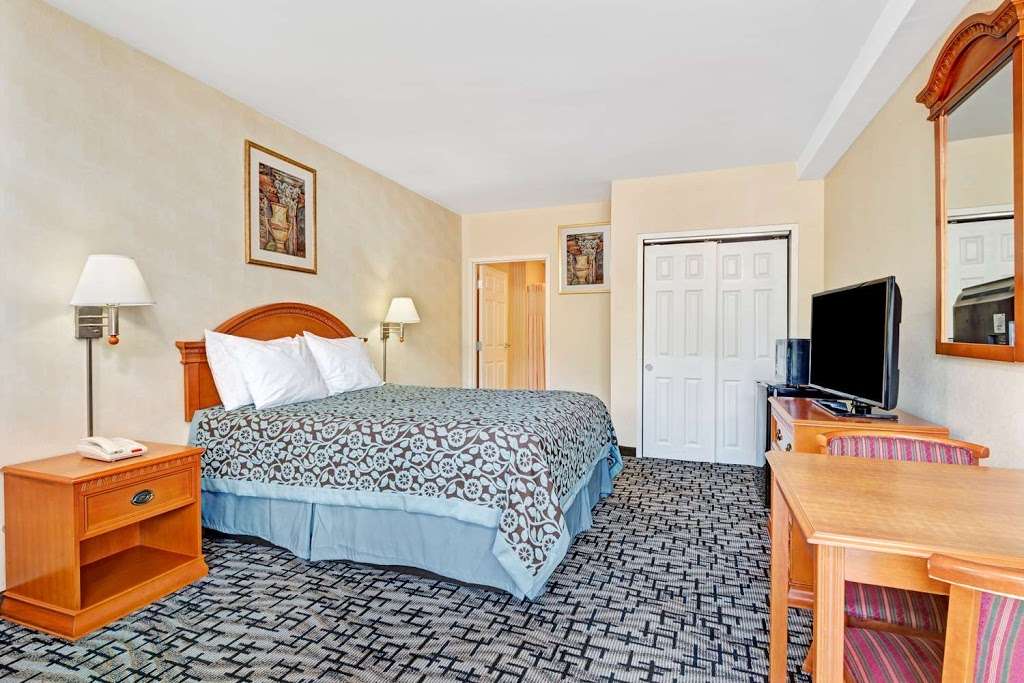 Days Inn by Wyndham Bethel - Danbury | 18 Stony Hill Rd, Bethel, CT 06801 | Phone: (203) 743-5990