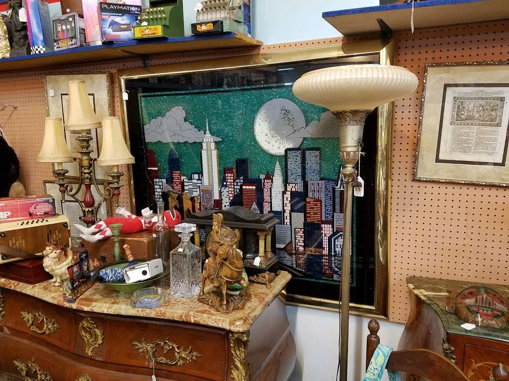 Hickory Antiques Mall Inc. | 348 U.S. Hwy 70 SW, Hickory, NC 28602, USA | Phone: (828) 322-4004