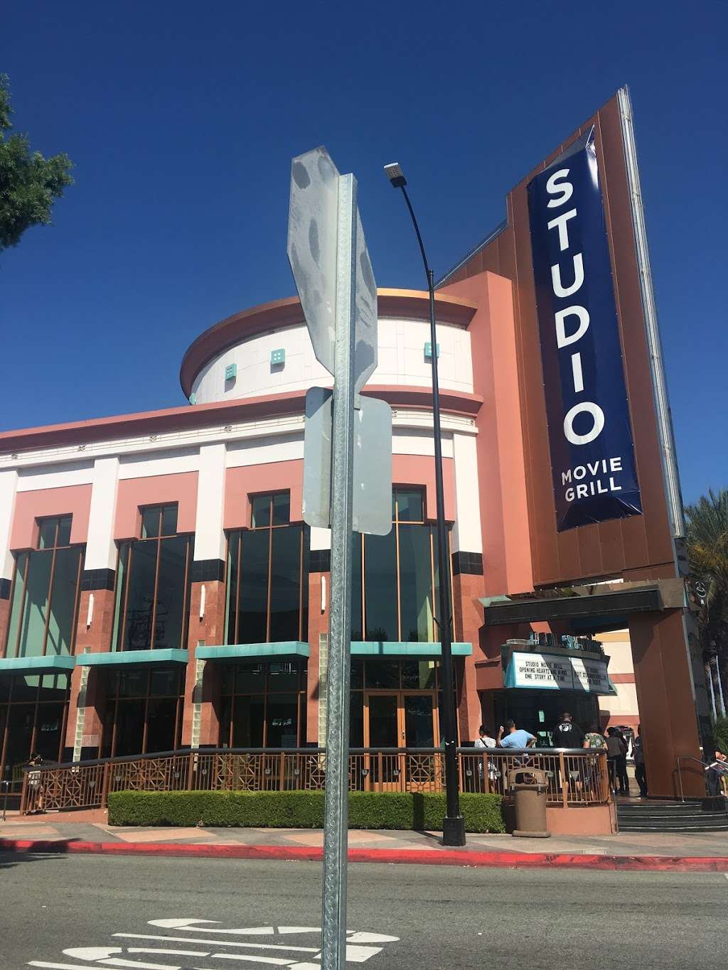 Studio Movie Grill | 8200 3rd St, Downey, CA 90241, USA | Phone: (562) 454-1556