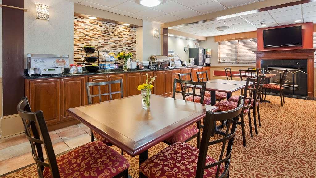 Best Western Plus The Inn at Sharon/Foxboro | 395 Old Post Rd, Sharon, MA 02067, USA | Phone: (781) 784-1000