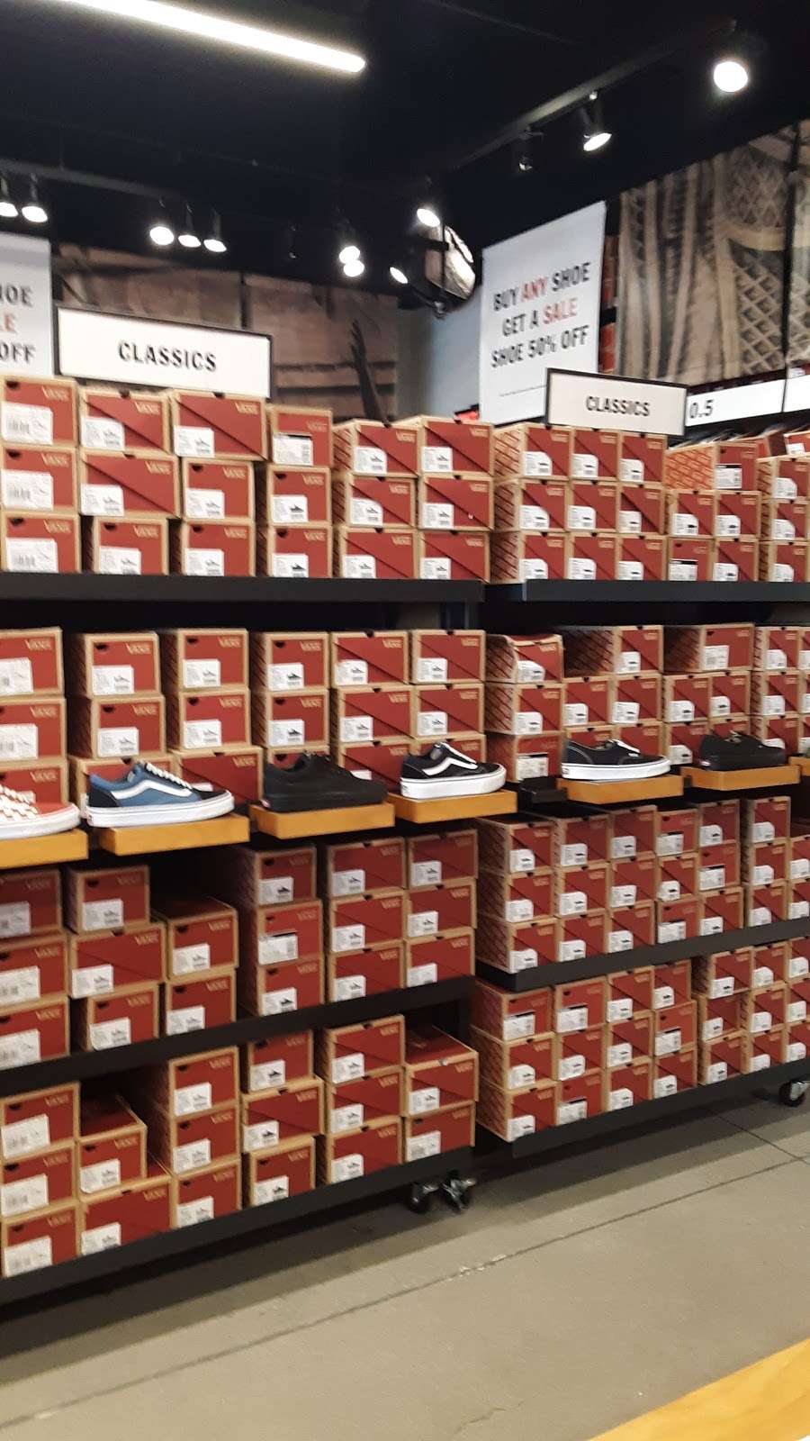 Vans | 2796 Tanger Way #206, Barstow, CA 92311, USA | Phone: (760) 253-2555