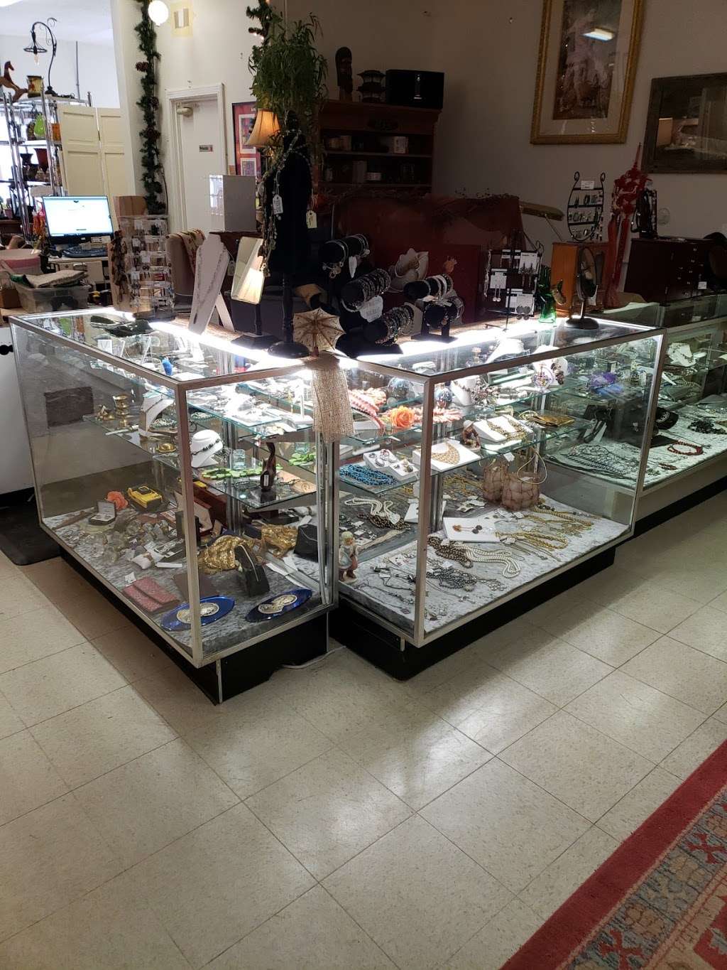 Amherst Furniture & Consignment | 2 Pauls Way, Amherst, NH 03031, USA | Phone: (603) 913-9748