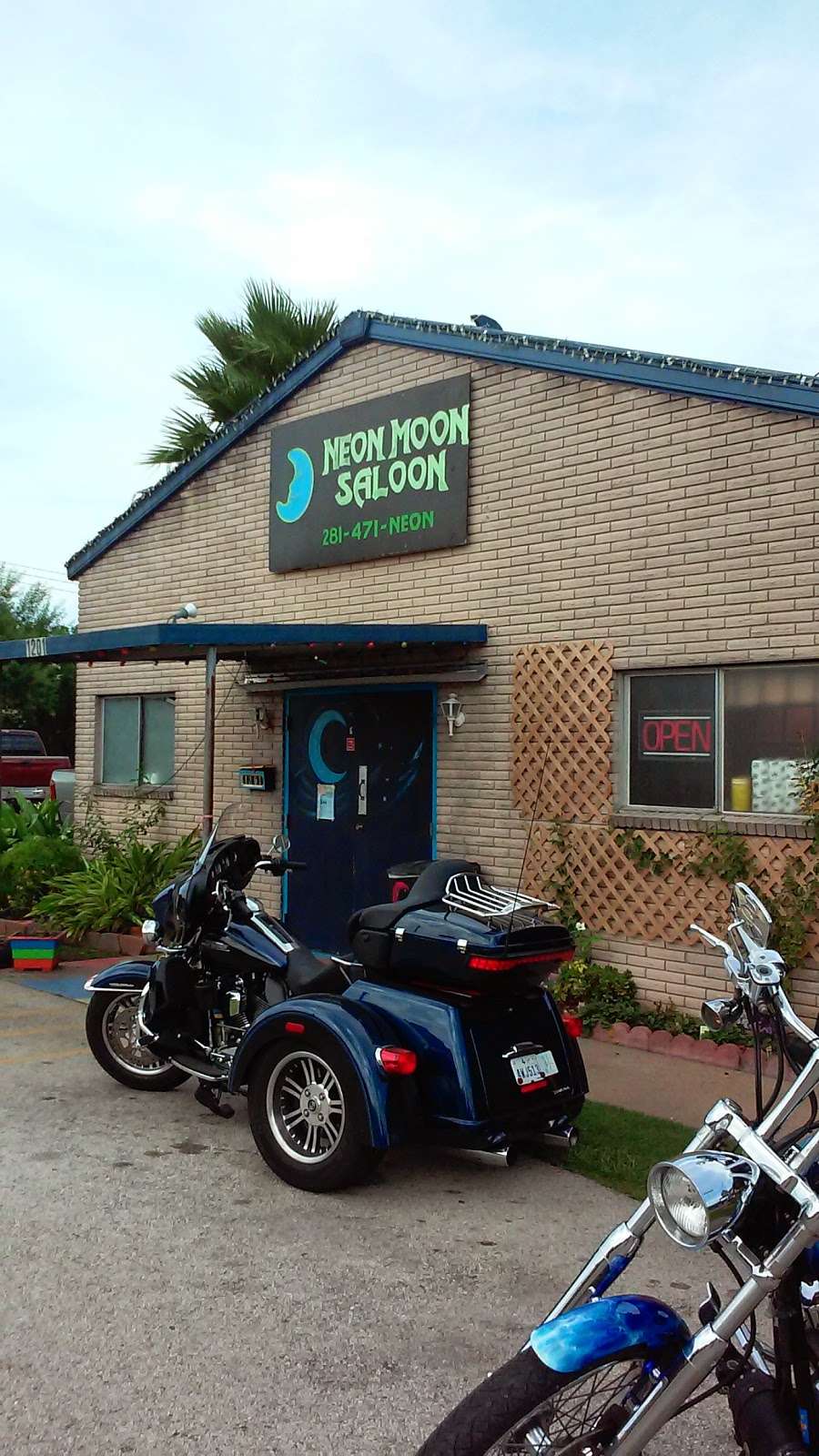 Neon Moon Saloon Inc | 1201 S 16th St, La Porte, TX 77571, USA | Phone: (281) 471-6366