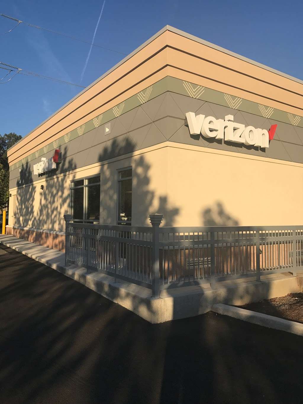 Verizon Authorized Retailer – TCC | 10695 Braddock Rd, Fairfax, VA 22032 | Phone: (703) 278-0789