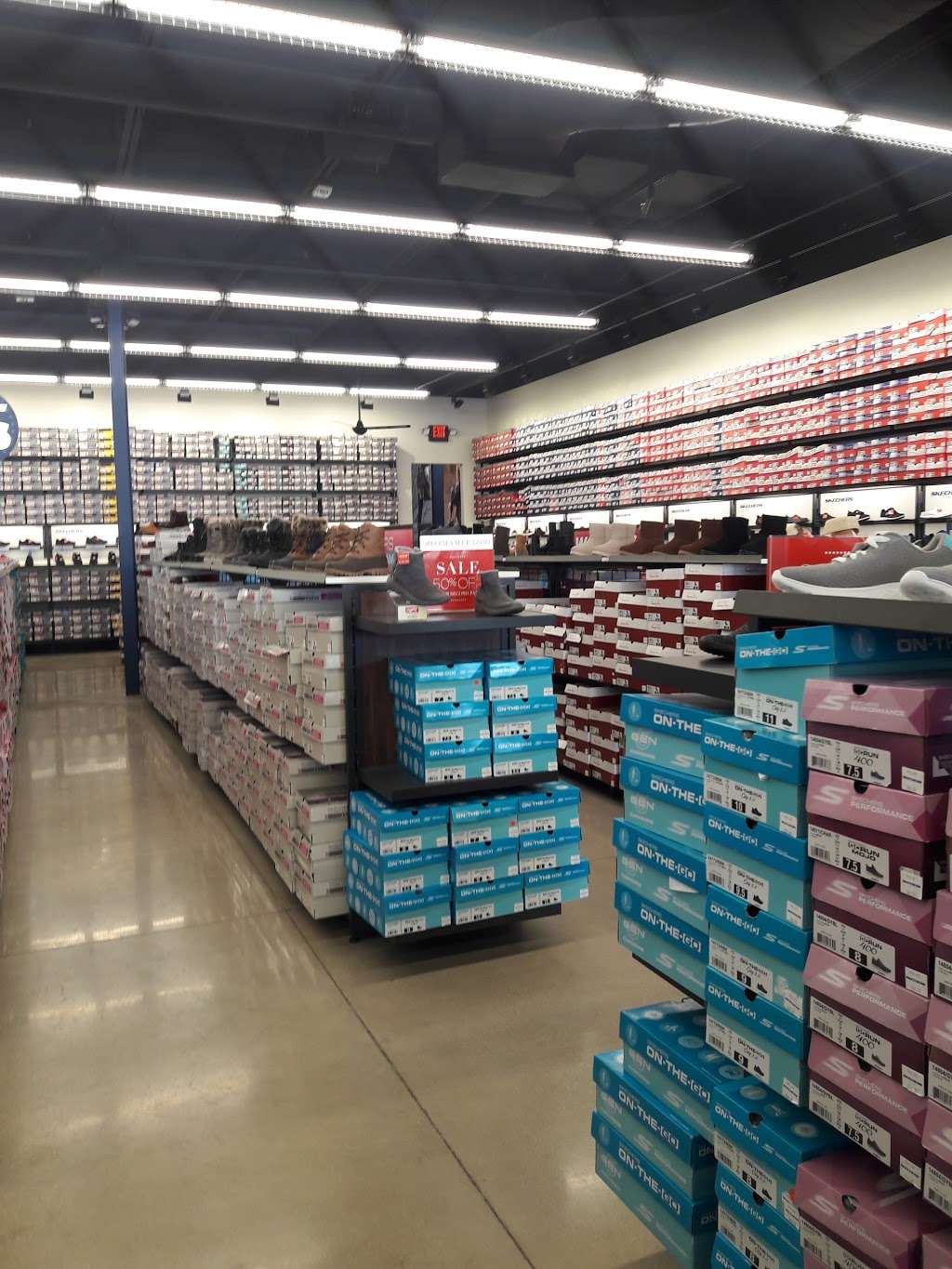 SKECHERS Factory Outlet | 11211 120th Ave #579, Pleasant Prairie, WI 53158 | Phone: (262) 857-9250