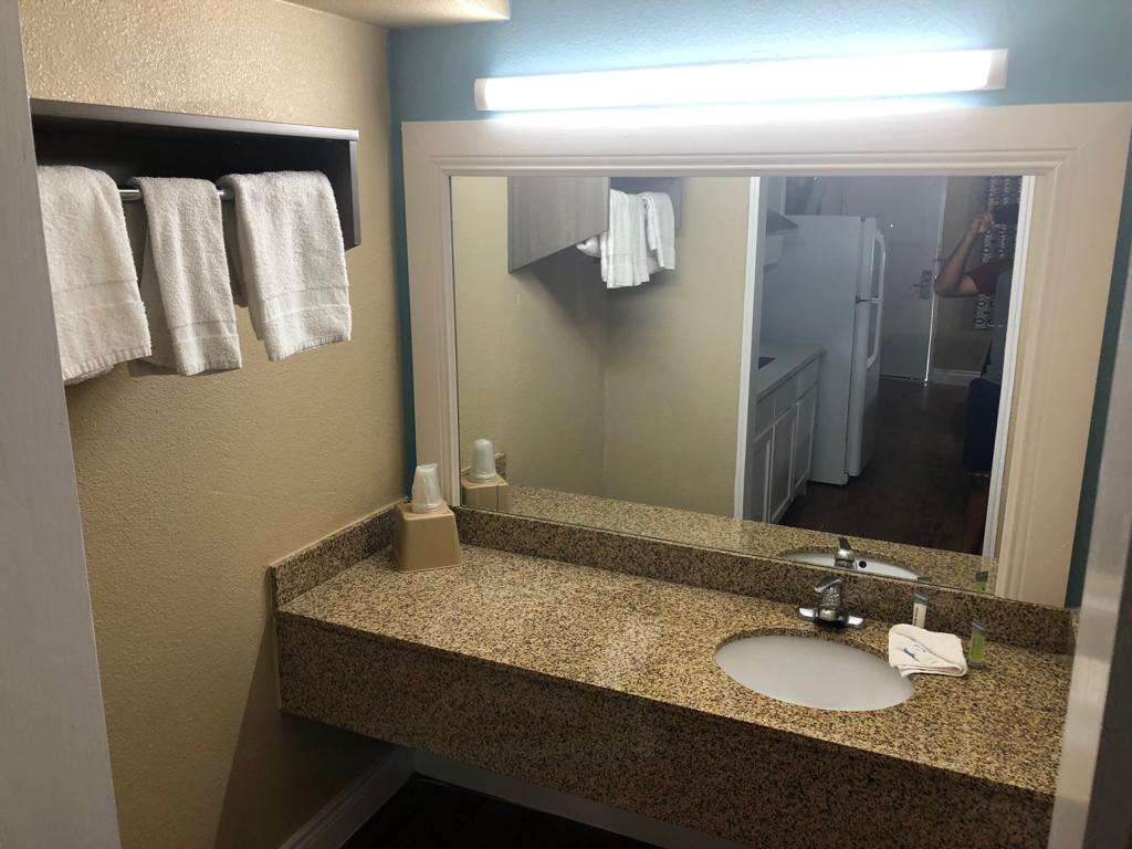 Luxury Inn & Suites East Houston | 10155 East Fwy Suite B, Houston, TX 77029, USA | Phone: (832) 582-7169