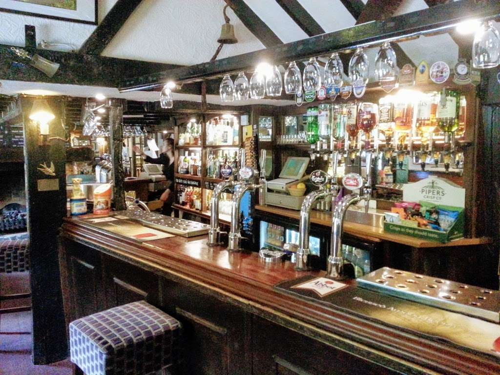 The Olde Dog Inn | Billericay Road, Herongate Tye, Ingrave, Brentwood CM13 3SD, UK | Phone: 01277 810337