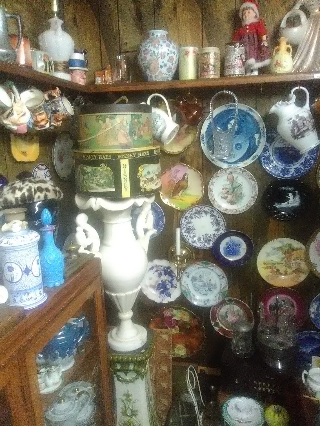 Russ & Barbs Antiques | 222 W Lincoln Ave, Chesterton, IN 46304, USA | Phone: (219) 926-4937