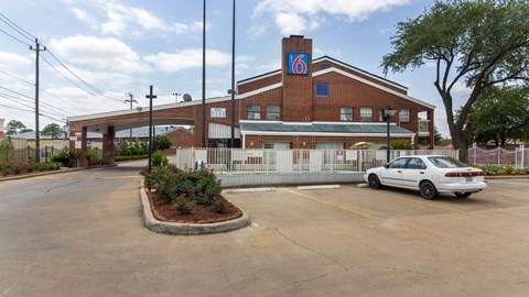 Motel 6 Houston - Brookhollow | 5555 W 34th St, Houston, TX 77092, USA | Phone: (713) 682-8588