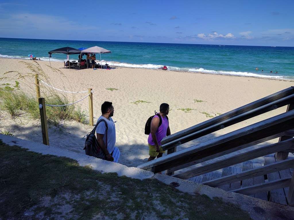 Public Beach Access | 399 N Ocean Blvd, Palm Beach, FL 33480, USA