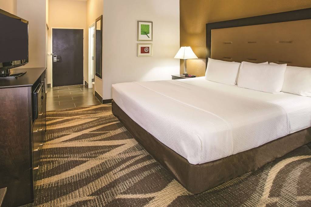La Quinta Inn & Suites by Wyndham Dallas - Las Colinas | 4225 N MacArthur Blvd, Irving, TX 75038, USA | Phone: (972) 261-4900