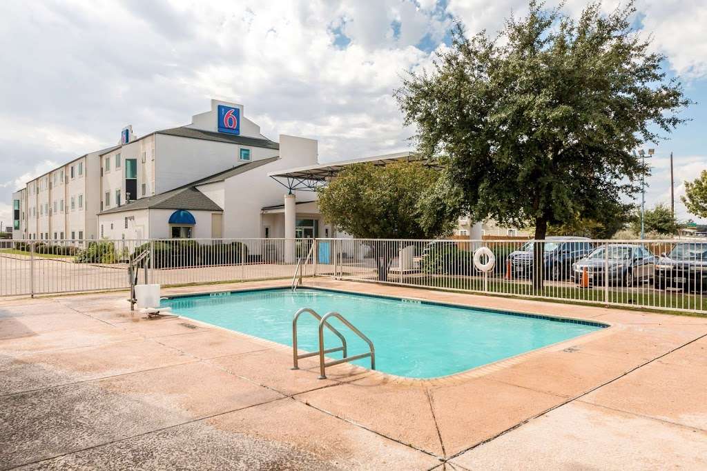 Motel 6 San Antonio South | 7950 S PanAm Expy, San Antonio, TX 78224, USA | Phone: (210) 928-2866