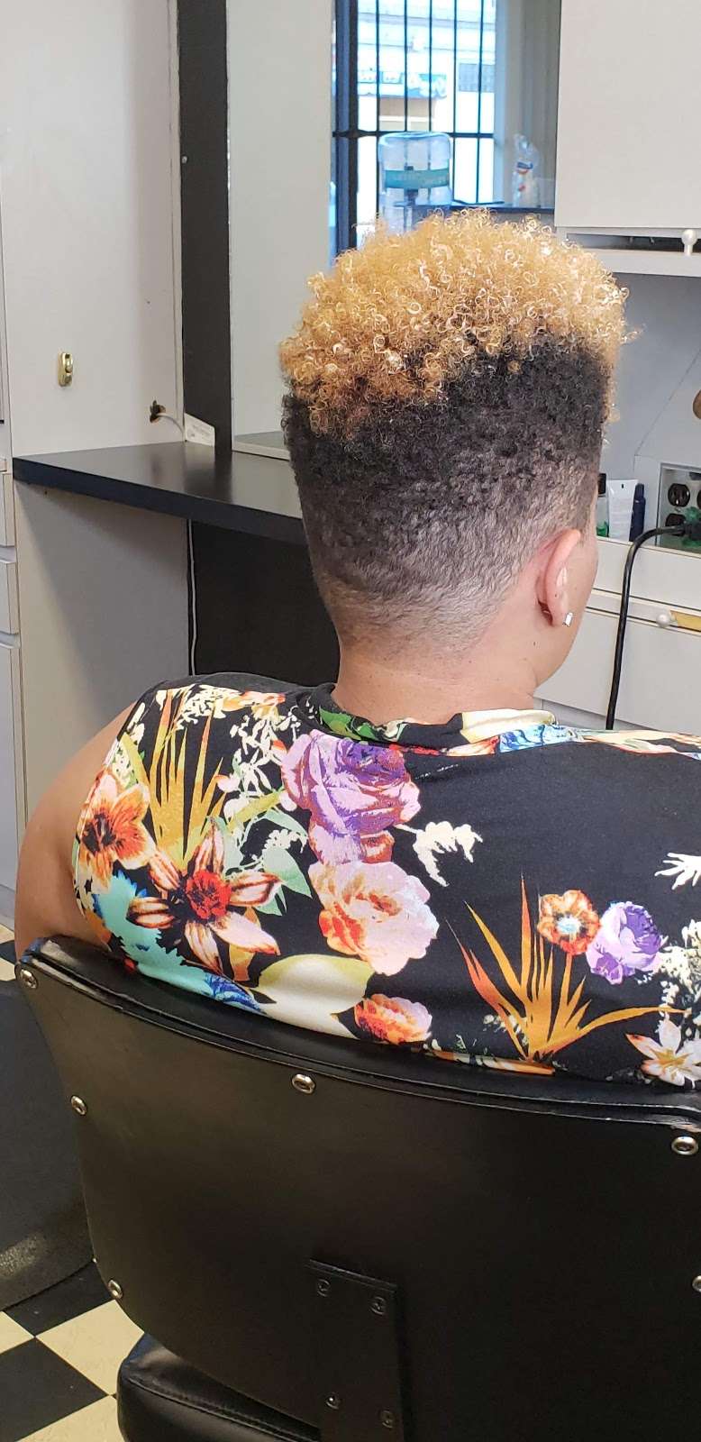 Feminine Edge Barber Salon | 646 E 75th St, Chicago, IL 60619, USA | Phone: (708) 785-4247