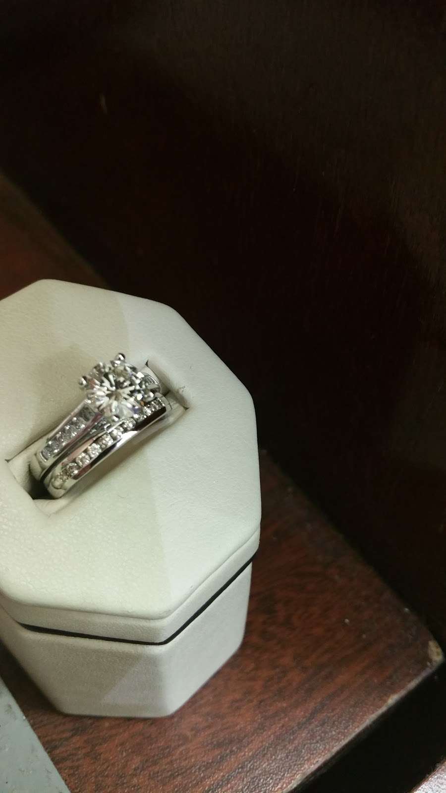 Lyla Jewelers | 6834 95th St, Oak Lawn, IL 60453, USA | Phone: (708) 599-0040