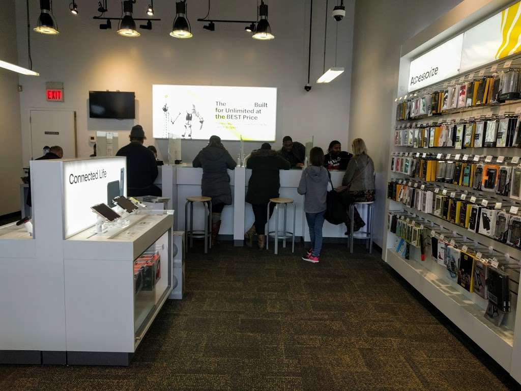 Sprint Store | 2000 N Clybourn Ave, Chicago, IL 60614, USA | Phone: (773) 935-5065