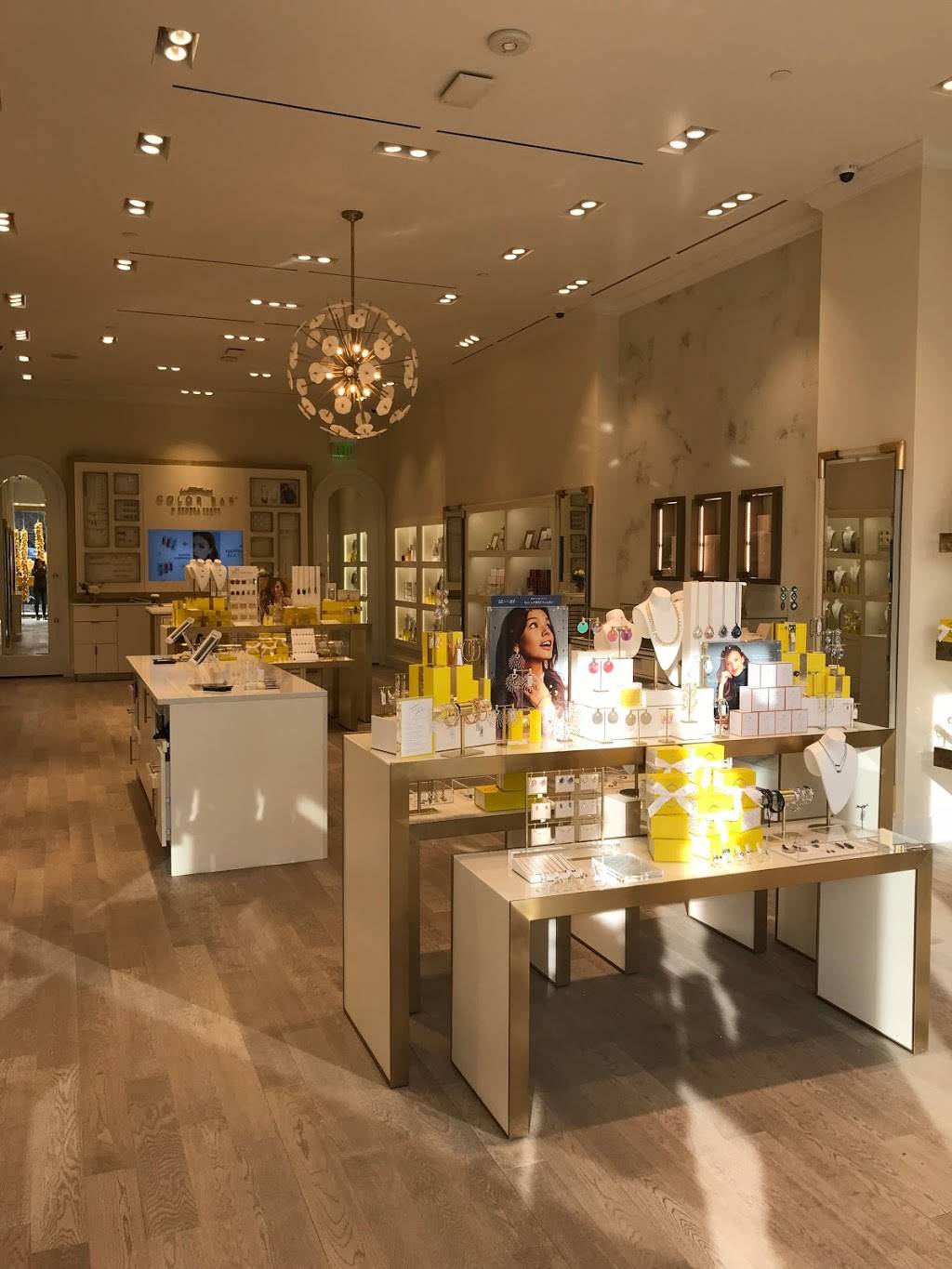 Kendra Scott | 3334 W Friendly Ave Suite 103, Greensboro, NC 27410, USA | Phone: (336) 285-0372