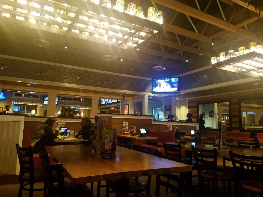 Chilis Grill & Bar | 901 Broadhollow Rd, Farmingdale, NY 11735 | Phone: (631) 249-6760