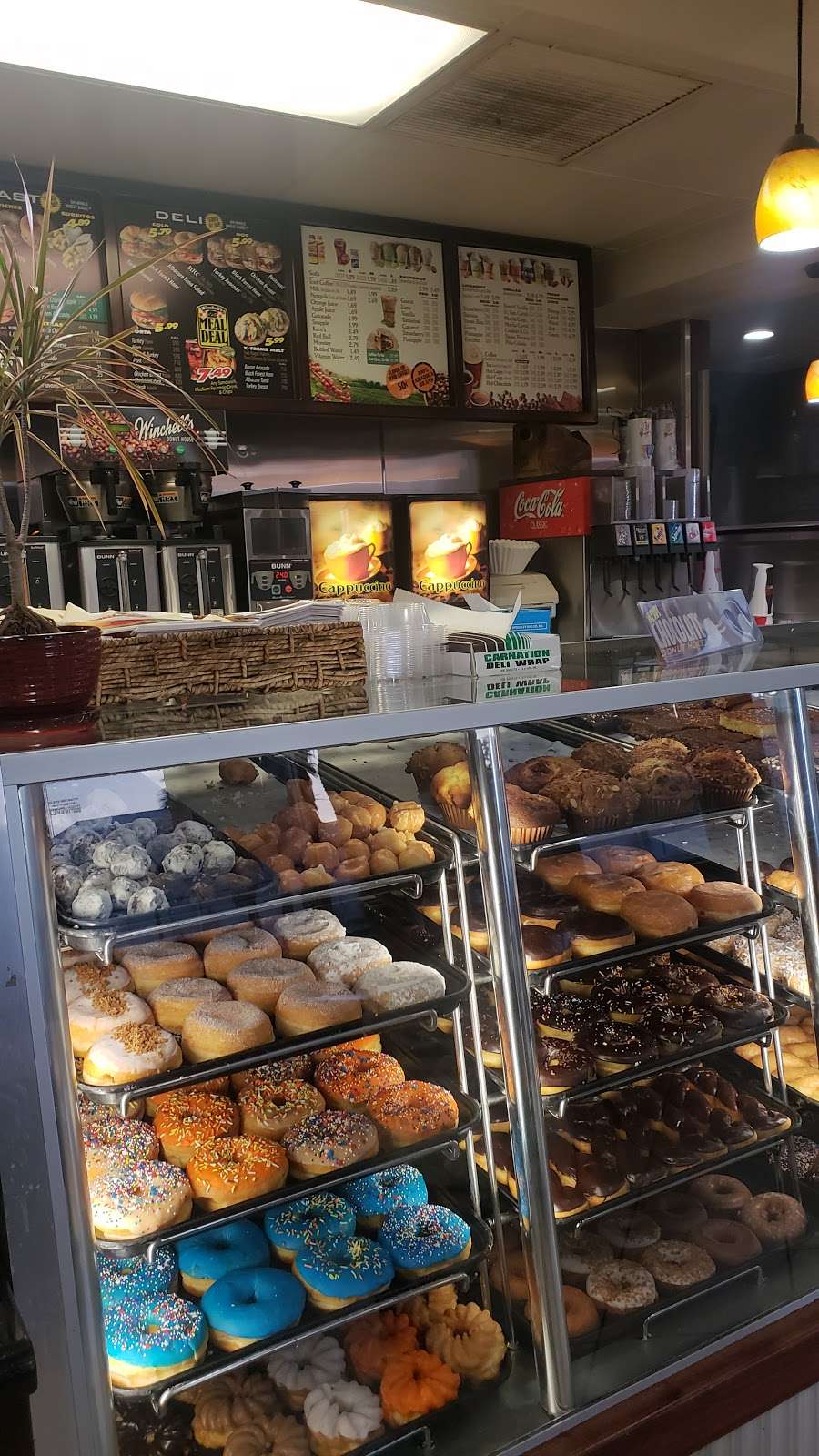 Winchells Donut House | 13070 Valley Blvd, La Puente, CA 91746, USA | Phone: (626) 336-9081