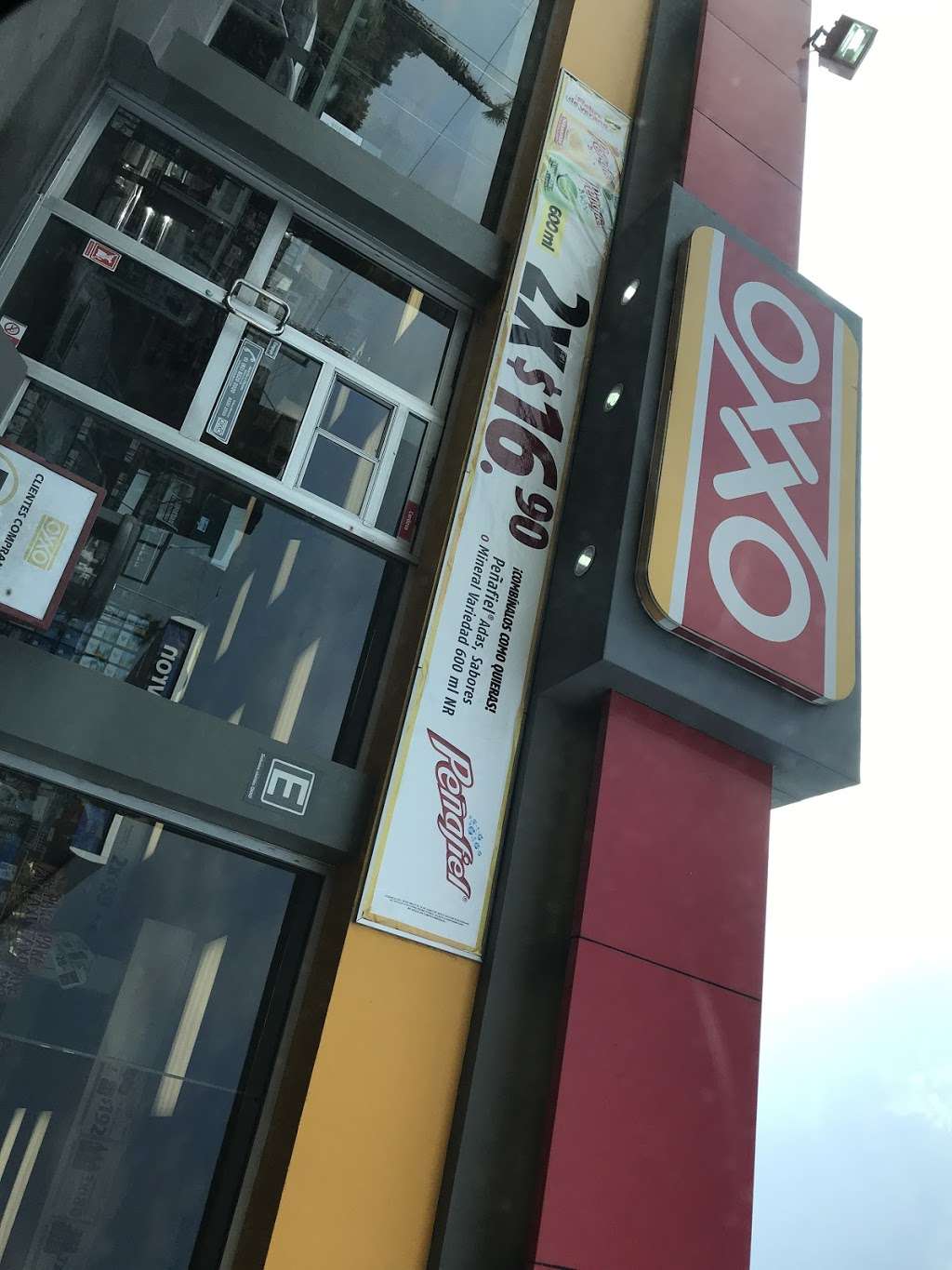 OXXO | Vía Rápida Ote. 16878, Río Tijuana 3a. Etapa, Rio Tijuana 3ra Etapa, 22226 Tijuana, B.C., Mexico