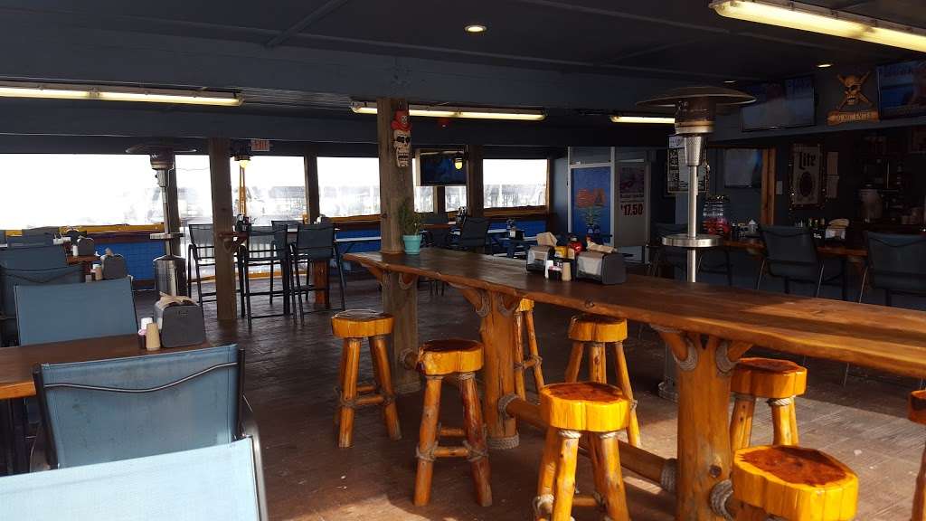 Marina Bar & Grill | 715 N Holiday Dr, Galveston, TX 77550, USA | Phone: (409) 765-3033