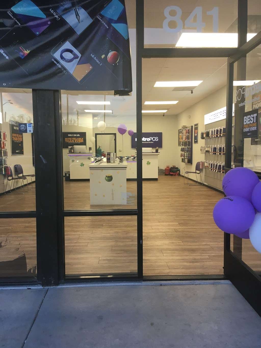 Metro by T-Mobile | 841 W Glenoaks Blvd, Glendale, CA 91202 | Phone: (888) 863-8768