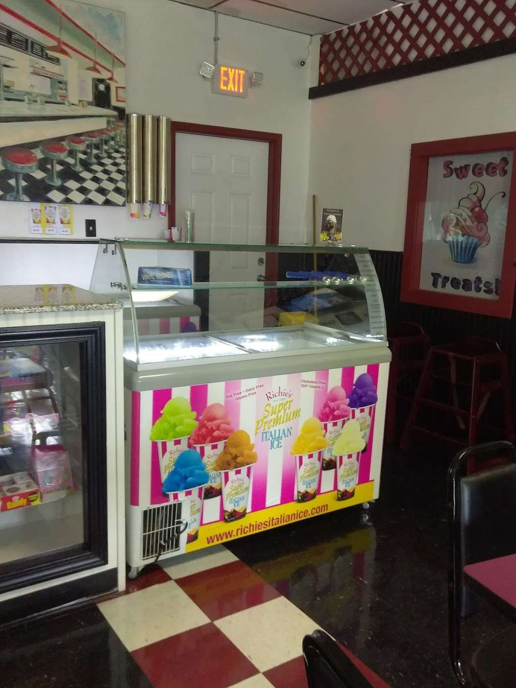 Mimis Ice Cream & Sweet Treats | 235 Whittenton St, Taunton, MA 02780, USA | Phone: (508) 408-3488