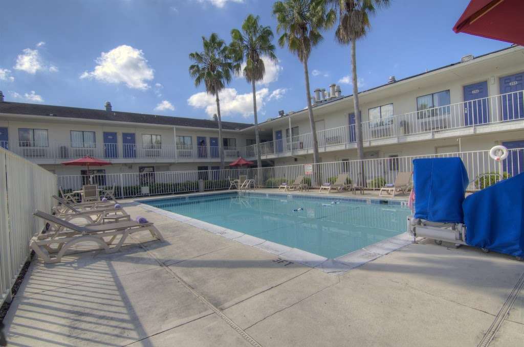 Motel 6 Orlando - Winter Park | 5300 Adanson St, Orlando, FL 32810, USA | Phone: (407) 647-1444