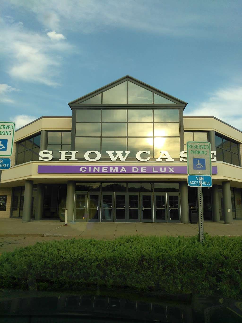 Showcase Cinema de Lux North Attleboro | 640 S Washington St, North Attleborough, MA 02760 | Phone: (800) 315-4000